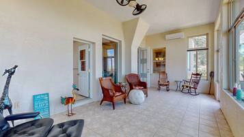 Rumah, Beberapa Tempat Tidur, dapur, pemandangan kebun (Sunset Serenity at Lake Josephine) | Interior