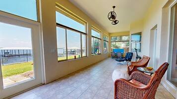 Rumah, Beberapa Tempat Tidur, dapur, pemandangan kebun (Sunset Serenity at Lake Josephine) | Interior