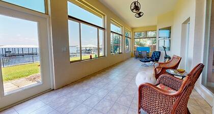 Lakefront Home With Private Dock, Garage Parking, Sunroom,w/d & Wifi