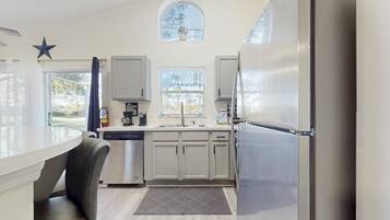 House, Multiple Beds, Pool Access, Pool View (The Par-fect Getaway) | Private kitchen