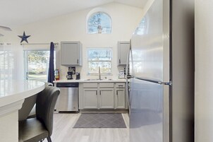 House, Multiple Beds, Pool Access, Pool View (The Par-fect Getaway) | Private kitchen