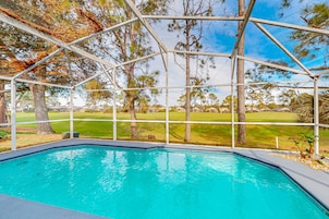 Una piscina con vistas a un campo de golf.