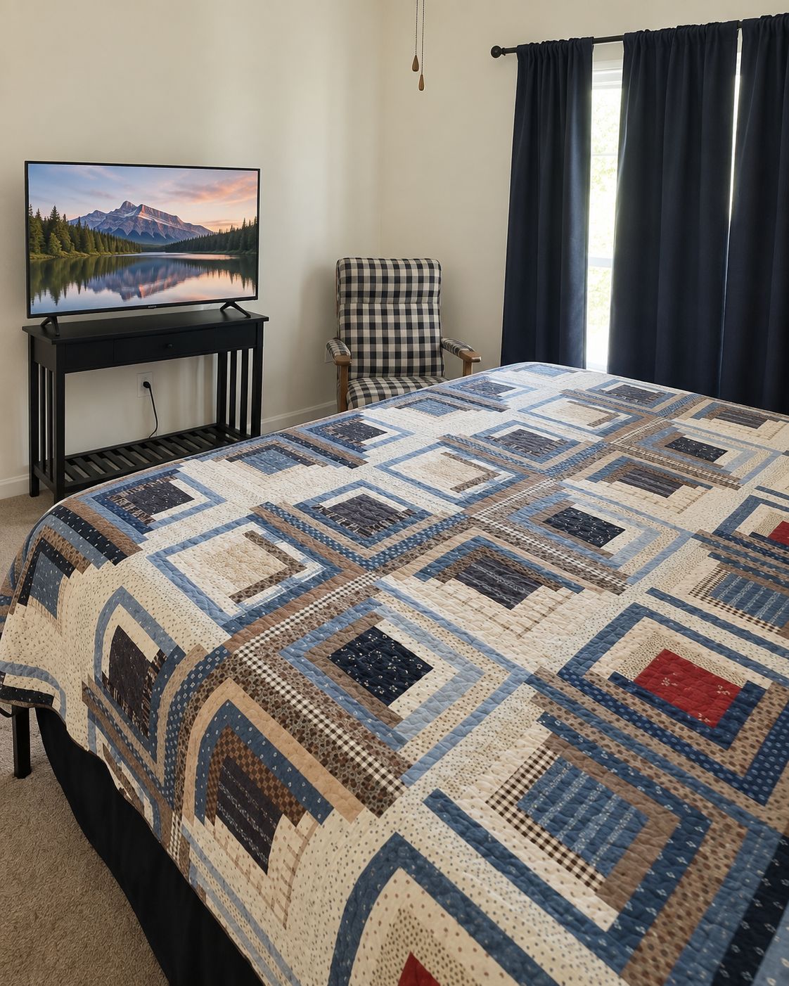 Une chambre avec un grand lit, un téléviseur posé sur un meuble, une chaise et une vue sur une montagne par la fenêtre.