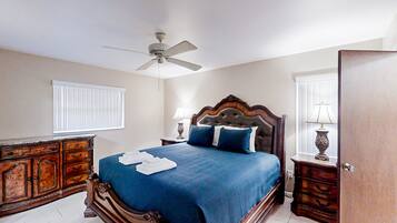 House, Multiple Beds, Kitchen (Canal Carnival)