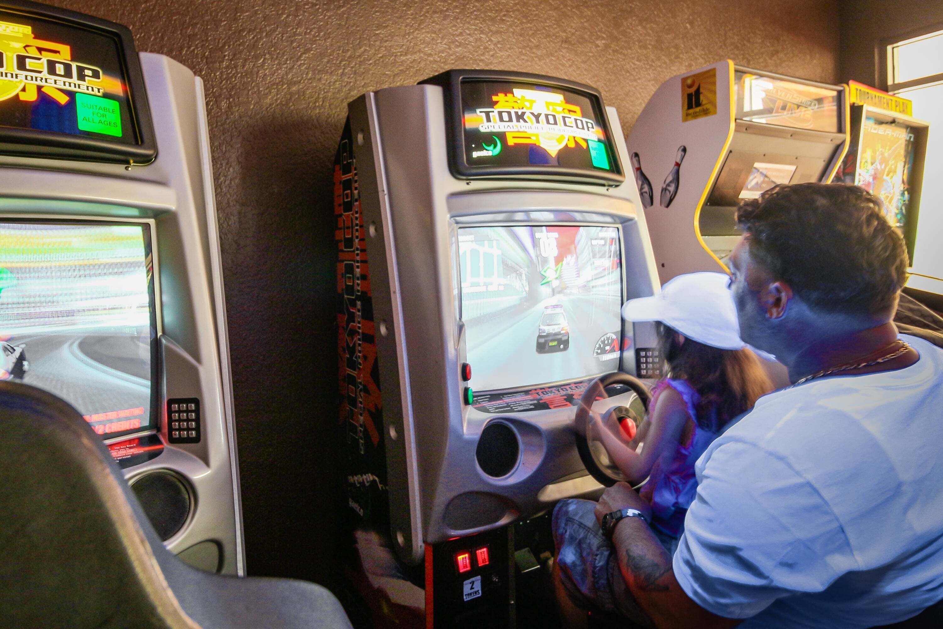 Une personne jouant à un jeu de course sur une console avec un volant.