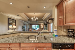 Appart'hôtel, plusieurs lits, accès piscine, vue jardin (Sunset Spectacular-Villas at Reunion) | Cuisine privée