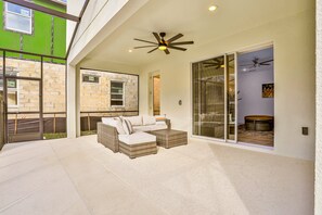 Terrace/patio - Dog-friendly Home With a Heated Pool, Pool Spa, In-home Theater, Lanai, & Patio (Kissimmee)