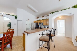 Maison, plusieurs lits, accès piscine, vue piscine (Sunshine & Good times) | Cuisine privée
