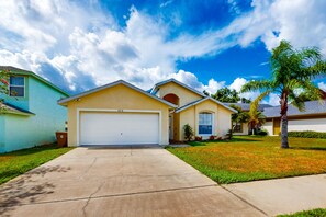 Exterior - Lovely Home With a Private Pool, Grill, Washer/dryer, & AC - Snowbird Friendly (Kissimmee)
