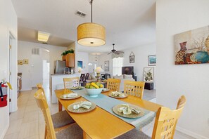 4 bedrooms, individually decorated, individually furnished, bed sheets - Inviting Villa With Private Pool & spa Near Disney & Golf Course Charm (Davenport)