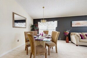 單棟房屋, 多張床, 可使用泳池, 泳池景 (Newly Renovated - Tropical Days) | 4 間睡房、獨特設計、獨特裝修、床單