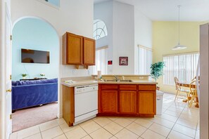 House, Multiple Beds, Kitchen, Garden View (4 Corners Getaway) | Interior - Spacious Home in Cute Area With Central AC & Washer/dryer - Snowbirds Welcome (Davenport)
