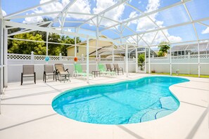 Outdoor pool - Enchanting Dog-friendly Home With Pool, Lanai, Central AC, & Washer/dryer (Kissimmee)
