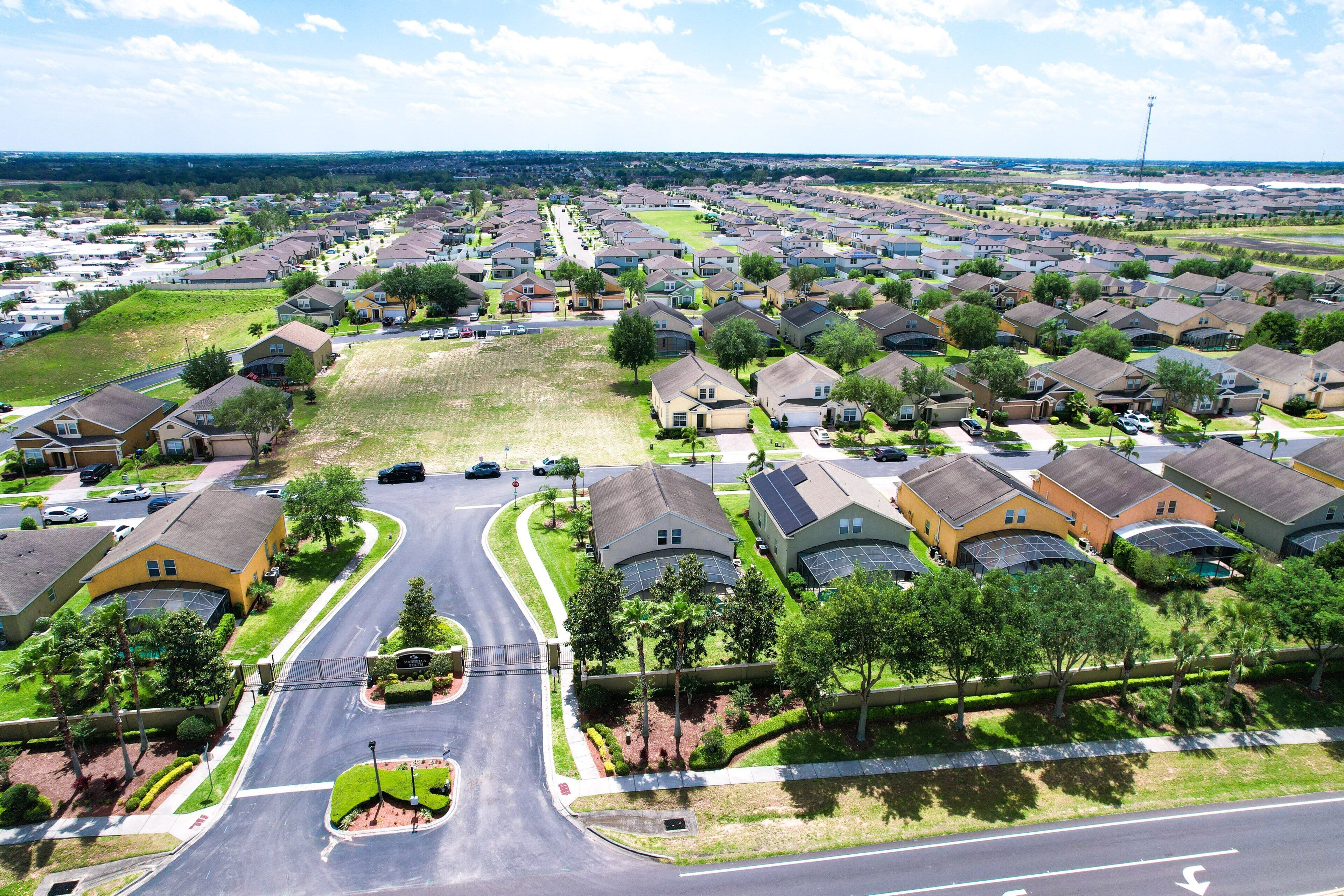 Un quartier résidentiel avec des maisons, des rues et un rond-point central.