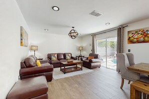 Casa, varias camas, acceso a la alberca, vista a la alberca (Windwood Villa) | Área de sala de estar