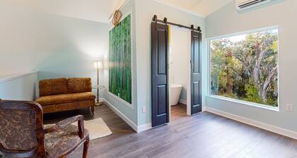 Riverfront Home With Internet, Washer and Dryer, and Perfect for Kayaking