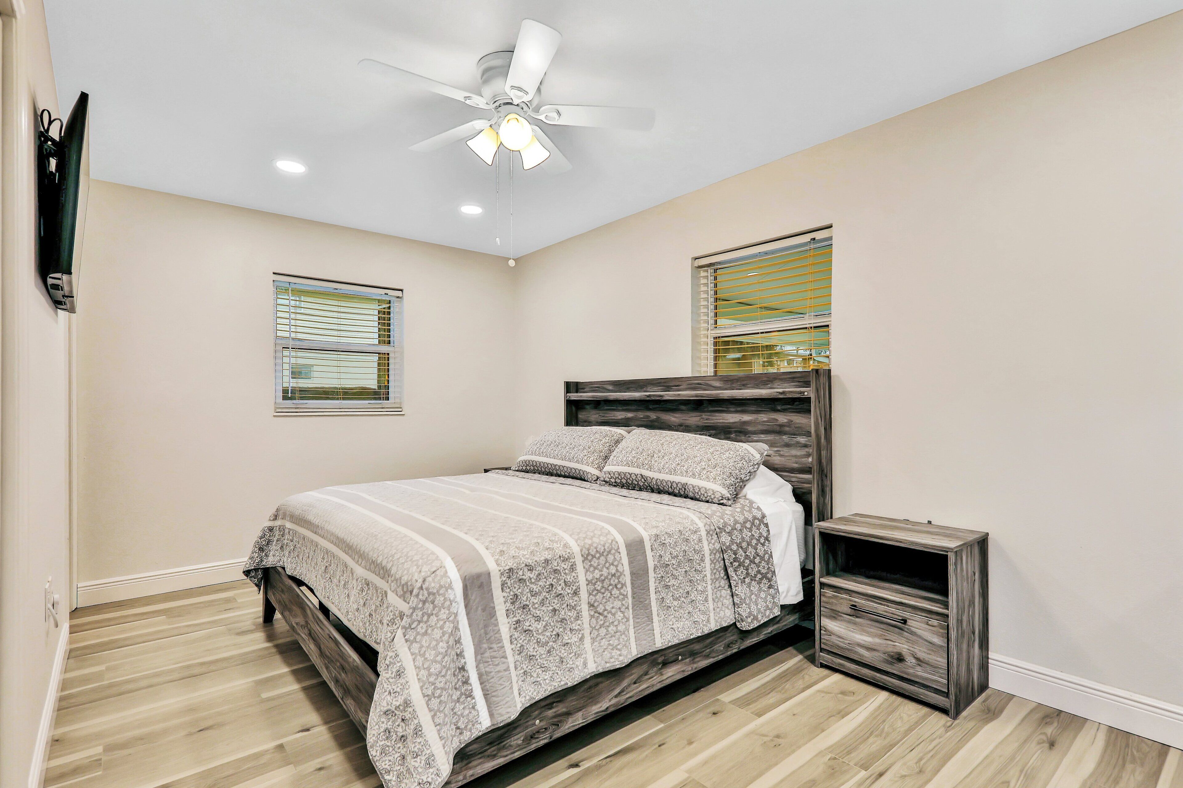 House, Multiple Beds, Patio (Uncork and Unwind,You're on Lake Time)