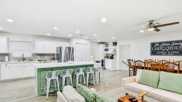 Rumah, Beberapa Tempat Tidur, patio (Uncork and Unwind,You're on Lake Time) | Interior