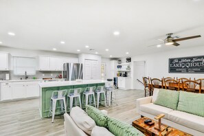 Rumah, Beberapa Tempat Tidur, patio (Uncork and Unwind,You're on Lake Time) | Interior