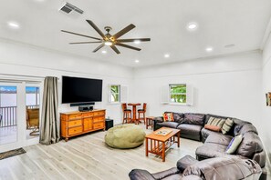 House, Berbilang Katil, Patio (Uncork and Unwind,You're on Lake Time) | Ruang tamu