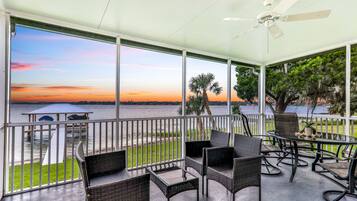 Rumah, Beberapa Tempat Tidur, patio (Uncork and Unwind,You're on Lake Time) | Pemandangan dari kamar