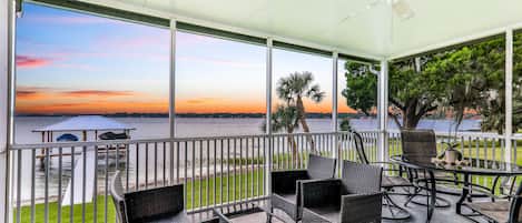 Hus - flera sängar - uteplats (Uncork and Unwind,You're on Lake Time) | Utsikt från rummet