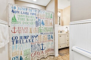 Casa, varias camas, patio (Uncork and Unwind,You're on Lake Time) | Baño | Toallas