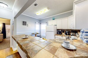 شقة - عدة أسرّة - مع إمكانية استخدام المسبح (The Pink Flamingo, Apt B) | مطبخ خاص