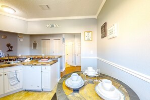 Appart'hôtel, plusieurs lits, accès piscine (The Pink Flamingo, Apt B) | Cuisine privée