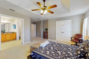 Maison, Plusieurs lits, baignoire à remous, vue sur la piscine (Meaningful Moments Hideaway) | 4 chambres, décor unique, ameublement unique, literie fournie