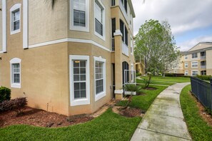 A multi-story residential building with a beige exterior and white trim. - Windsor Palms Townhome With Wifi, AC, Screened Patio, Pool, hot Tub, & Tennis (Kissimmee)