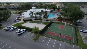 Ein Wohngebiet mit Schwimmbad, Basketballplatz und Parkplatz.