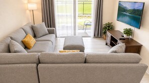 Living area - Windsor Palms Townhome With Wifi, AC, Screened Patio, Pool, hot Tub, & Tennis (Kissimmee)