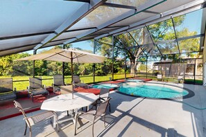 Outdoor dining - Spacious Home With Game Room and Mickey Shaped Pool and gas Grill (Kissimmee)