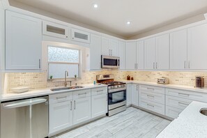 Private kitchen - Sunlit Serenity Oasis House in Kissimmee With Private Pool, Pool Table, Tennis (Kissimmee)