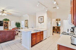 Ferienhaus, Mehrere Betten, Poolzugang, Poolblick (Lavish Acadia Escape) | Innenbereich