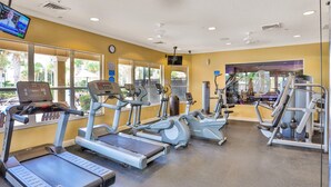 Ein Fitnessstudio mit Laufbändern, Crosstrainern und Gewichtsmaschinen.