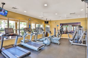 Ein Fitnessstudio mit Laufbändern, Crosstrainern und Gewichtsmaschinen.
