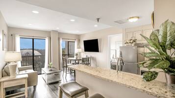 Condo, Berbilang Katil, Hot Tub, City View (Vibrant Waters, Unit #3604-NoPets) | Bahagian dalam