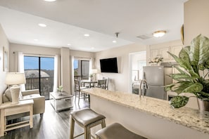 Condo, várias camas, banheira de imersão, vista para a cidade (Vibrant Waters, Unit #3604-NoPets) | Parte interna