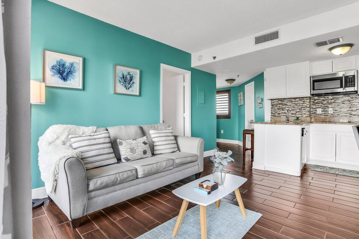 Apartment, Mehrere Betten, Poolzugang (The Enclave - Unit 1601-Pets Allowed) | Wohnbereich