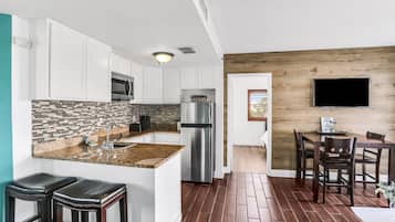 Condo, varias camas, acceso a la alberca (The Enclave - Unit 1601-Pets Allowed) | Cocina privada