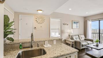 Apartment, Mehrere Betten, Whirlpool, Stadtblick (Vibrant Waters, Unit #3604-NoPets) | Innenbereich