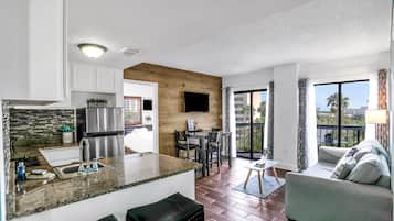 Apartment, Mehrere Betten, Poolzugang (The Enclave - Unit 1601-Pets Allowed) | Wohnbereich