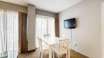 Apartment, Mehrere Betten, Poolzugang (The Enclave #1404 - No Pets) | Speisen
