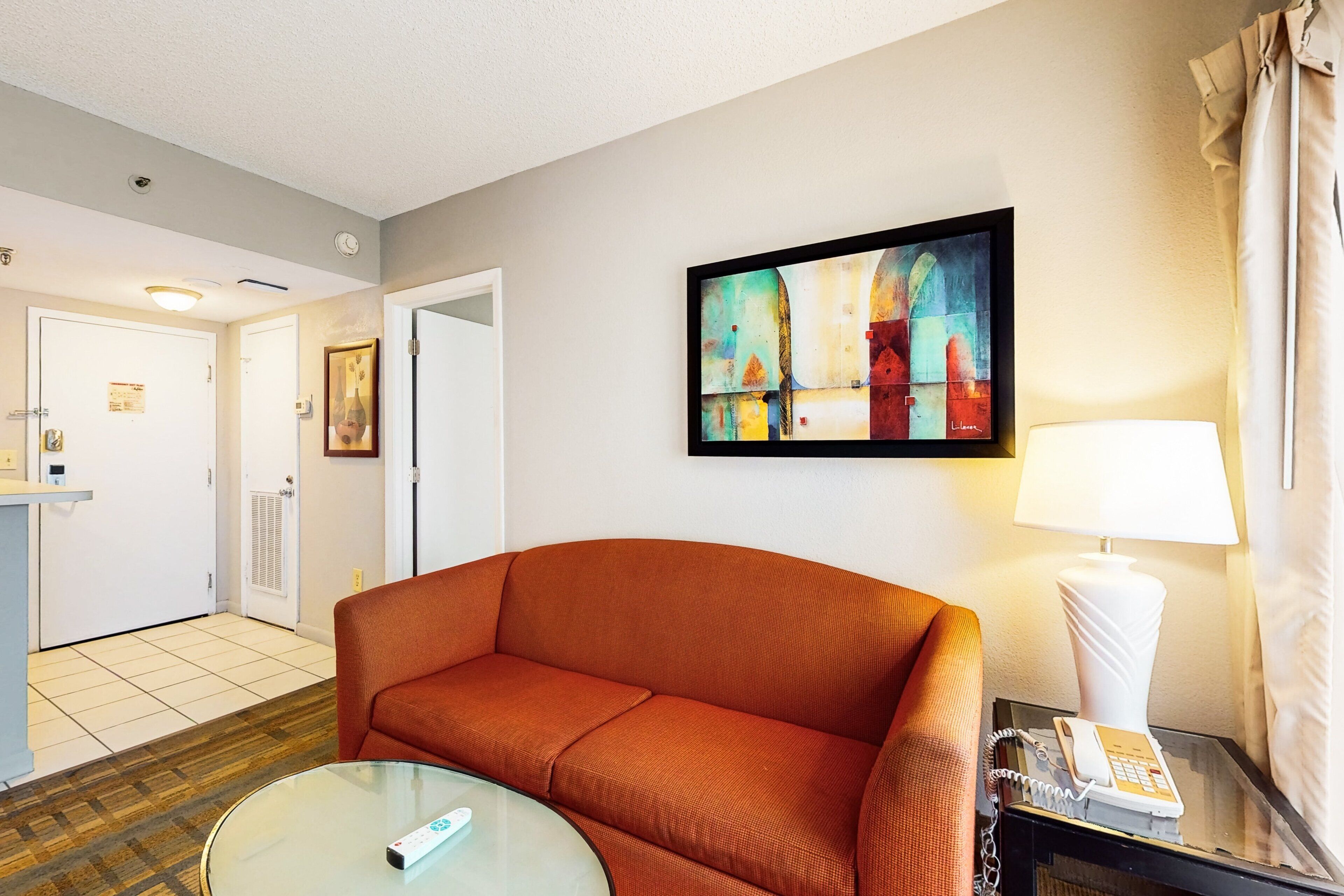 Apartment, Mehrere Betten, Poolzugang (The Enclave #1404 - No Pets) | Wohnbereich