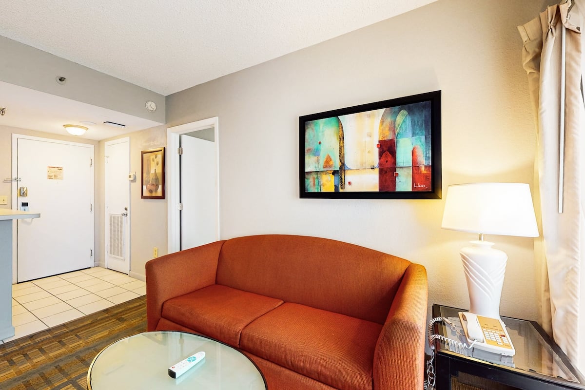 Condo, nhiều giường, có thể sử dụng hồ bơi (The Enclave #1404 - No Pets) | Khu phòng khách