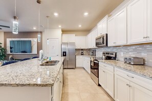 Maison, plusieurs lits, accès piscine, vue piscine (Ballista Home - Windsor Island Resort) | Cuisine privée