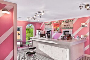 Bar (on property) - Townhouse Near Theme Parks & Shopping With Pool Access (Davenport)