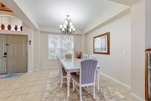 7 bedrooms, individually decorated, individually furnished, bed sheets - Beautiful Home With Private Pool and Space for the Whole Family (Kissimmee)